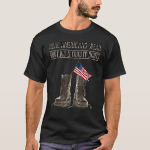Hunde und Stiefel tragen Veteran Day T-Shirt