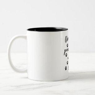Hunde verlassen Tatzendrucke auf Ihrer Zweifarbige Tasse