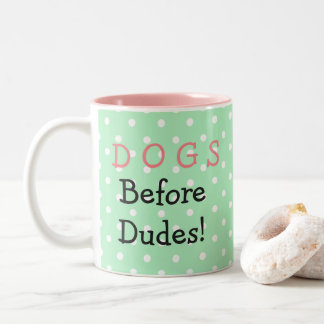 Hunde vor grüner Tasse der Typen