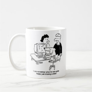 Hundebesitzer mit Hund am Computer Kaffeetasse