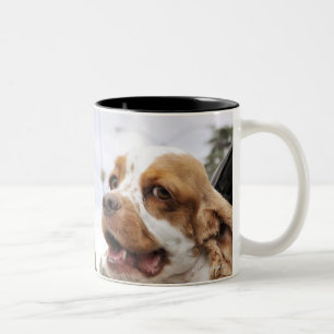 Hundehängender Kopf aus Autofenster heraus Zweifarbige Tasse