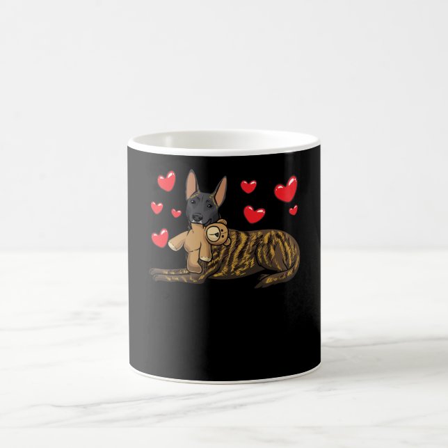 Hundehund mit ausgestopften Tieren und Herz Kaffeetasse (Mittel)