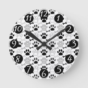 Hundepfotenabdrücke und Knochen Muster Runde Wanduhr