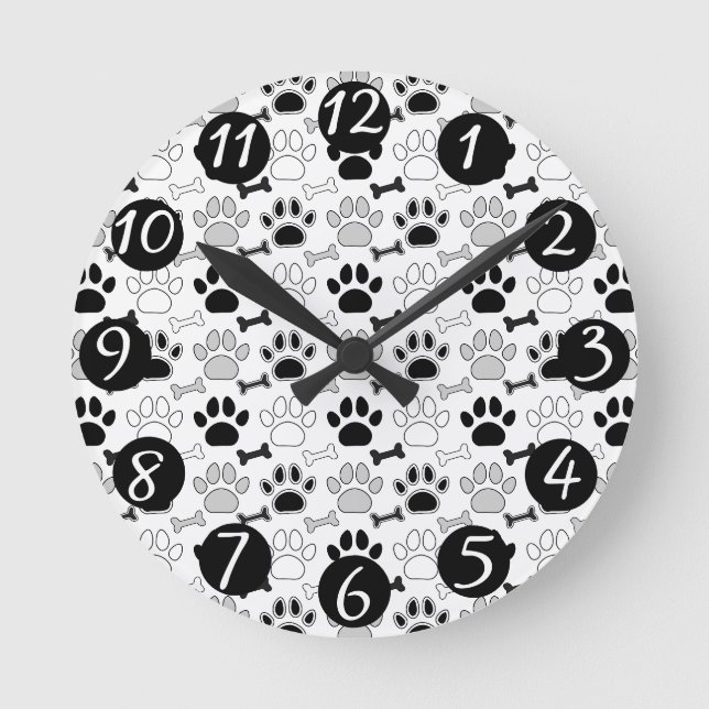 Hundepfotenabdrücke und Knochen Muster Runde Wanduhr (Vorderseite)