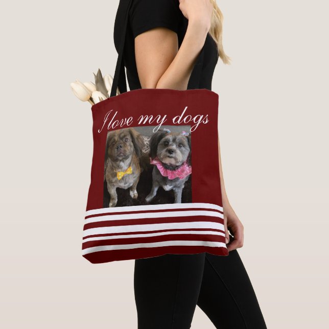 Hundepuppe, rote Tasche, Tasche (Von Nahem)