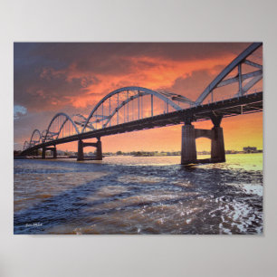 Hundertjährige Brücke über dem Fluss Poster
