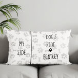 Hundeschlittengepflaster druckt meine Seite der Hu Lendenkissen<br><div class="desc">Mein Side Dog's Side Kissen - Zeig wer das Haus und das Schlafzimmer mit diesem super niedlichen Hundekissen und Bettkollektion regiert. Der graue Pfotenprint und die Knochen zeichnen sich durch einen sehr subtilen Hintergrund aus, der sich mit jedem Dekor abstimmt. Ideal für jedes Hundeschema Schlafzimmer . Personalisieren Sie die Hundeseite...</div>