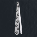 Hundetatzen-Drucke Krawatte<br><div class="desc">Drucke dieser Ausrüstungsbeschreibungs-Hundetatze. Große Krawatte für den Hundeliebhaber. Die HINTERGRUND-Farbe kann zur Wunschfarbe geändert werden. Bestes verwendet mit hellen Farben. Farbe der Bahnen kann nicht geändert werden. 
 
 Anmerkung:  Grafik durch Angie Weake 
            Resaleclipart.com</div>