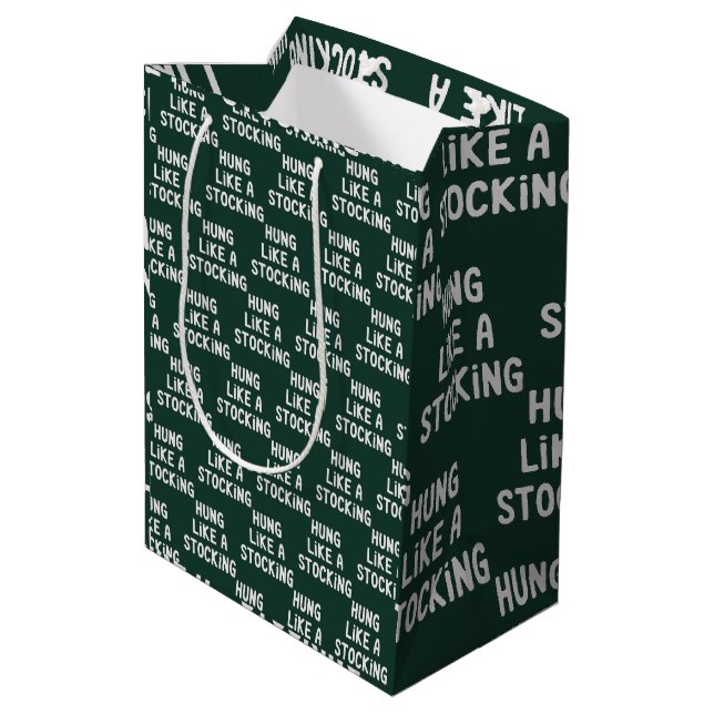 Hung Like A Stocking Christmas Funny Sarcastic Mittlere Geschenktüte (Rückseite Schrägansicht)