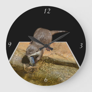 Hungrig Otter essen Fisch, große runde Wand Uhr. Wanduhr