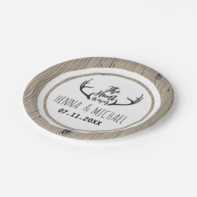 "Hunt is Over" Rustikale Antler Barnwood-Hochzeit Pappteller (Schrägansicht)
