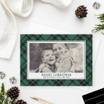 Hunter Green Tartan Kariert Frohe Weihnachtszeit F Feiertagskarte<br><div class="desc">Die karierte Weihnachtsfotokarte bietet ein beliebtes,  horizontales Weihnachtsgeschenk,  gerahmt von einem klassischen,  aber modernen Jäger / pine grün und schwarz schottischen tartan karierten gemusterten Hintergrund. Personalisieren Sie den Text "Frohe Weihnachten" mit Ihrem bevorzugten Gruß,  Familiennamen und das Jahr. Ein koordinierendes Muster schwarz-weißer Streifen zieht die Rückseite der Karte hoch.</div>
