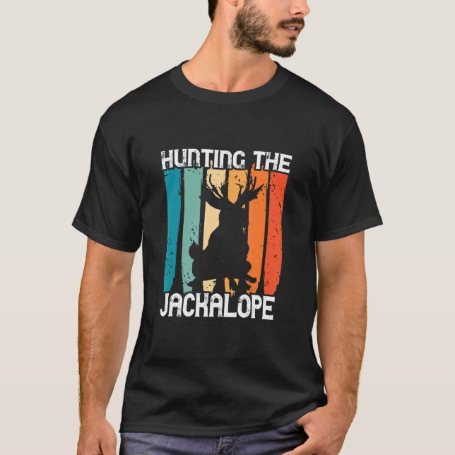 Hunting The Jackalope Retro Cryptozoology Cryptid  T-Shirt (Vorderseite)