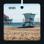 Huntington Beach, Kalifornien, Ornament Aus Metall<br><div class="desc">Huntington Beach,  Kalifornien,  mit dem Anlegesteg und dem Turm des Rettungsschwimmers und einem schönen kalifornischen Braun Pelican auf der Rückseite. Ändern Sie das Datum in das aktuelle Datum des Besuchs.</div>