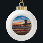 Huntington Beach Pier bei Sonnenuntergang Keramik Kugel-Ornament<br><div class="desc">Huntington Beach Pier bei Sonnenuntergang</div>