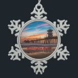Huntington Beach Pier bei Sonnenuntergang Schneeflocken Zinn-Ornament<br><div class="desc">Huntington Beach Pier bei Sonnenuntergang</div>