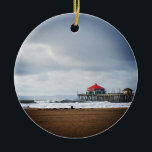 Huntington Beach Pier, CA Keramik Ornament<br><div class="desc">Ein stürmischer Wintermorgen in Huntington Beach,  Südkalifornien. Blick auf das Ruby's Diner am Ende des Pier,  der Schatten der katalanischen Insel in der Ferne,  große Wellen,  die dies zu einem beliebten Surfspot machen.</div>
