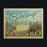 Huntington Beach Vintage Travel Postkarte<br><div class="desc">Dieses Vintage Design aus der Postkarte des Huntington Beach besticht durch einen Sandstrand mit türkisblauem Meerwasser und einen blauen Himmel mit blauen,  blauen Wolken. Im Vintage Reisen Stil.</div>
