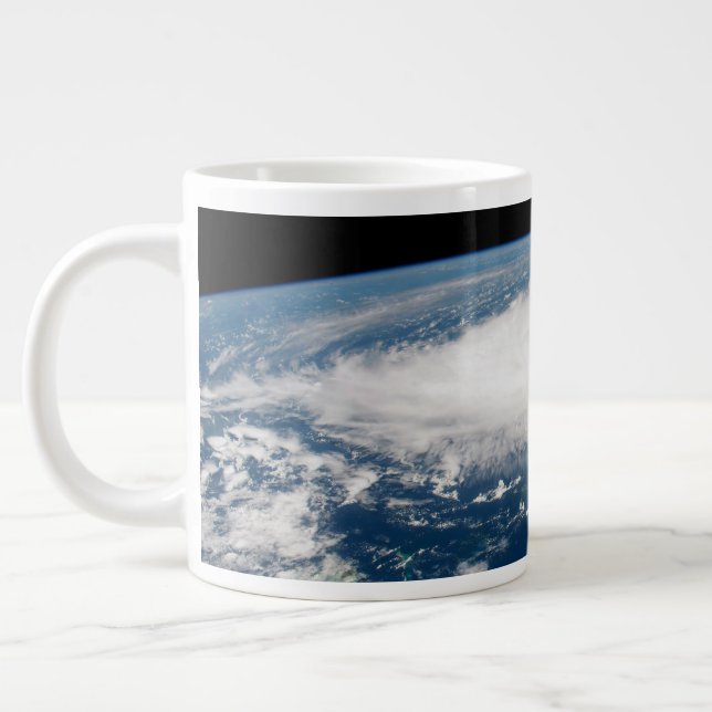 Hurrikan Dorian über dem Atlantischen Ozean. Jumbo-Tasse (Links)