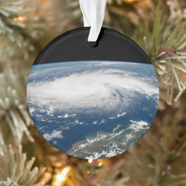Hurrikan Dorian über dem Atlantischen Ozean. Ornament (Baum)