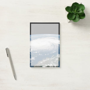 Hurrikan Dorian über dem Atlantischen Ozean. Post-it Klebezettel