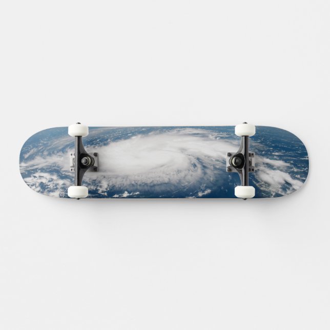 Hurrikan Dorian über dem Atlantischen Ozean. Skateboard (Horizontal)