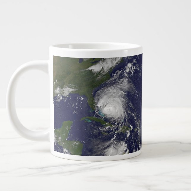 Hurrikan Irene bewegt sich durch die Bahamas. Jumbo-Tasse (Links)
