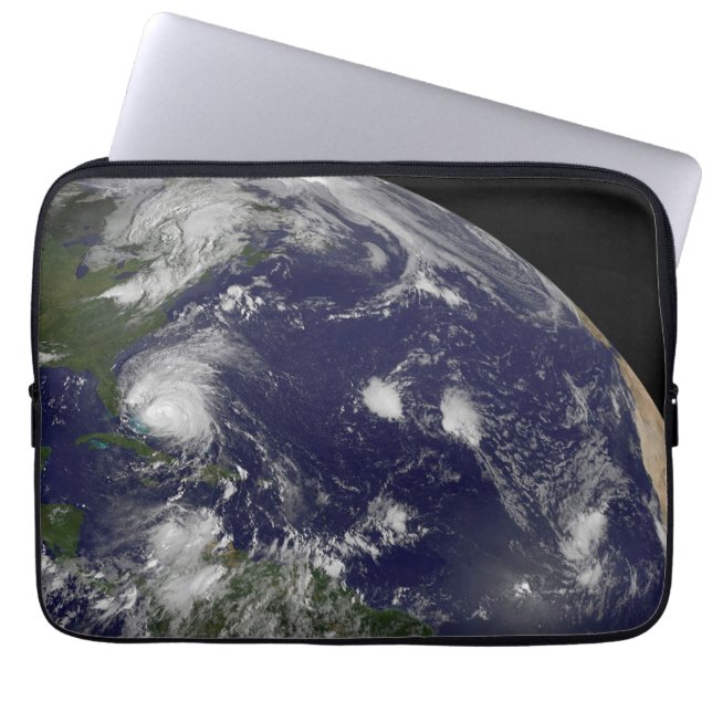 Hurrikan Irene bewegt sich durch die Bahamas. Laptopschutzhülle (Vorderseite)