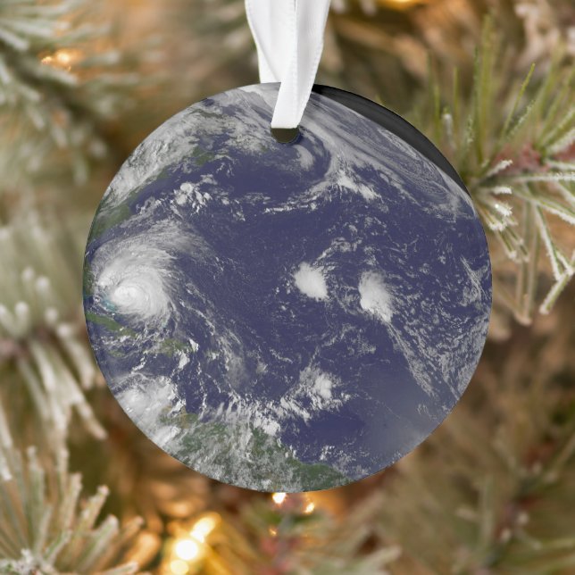 Hurrikan Irene bewegt sich durch die Bahamas. Ornament (Baum)