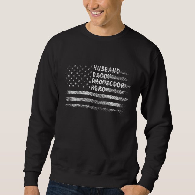 Husband Daddy Protector Hero Vater Flag Amerika Sweatshirt (Vorderseite)