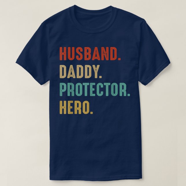 HUSBAND DADDY PROTECTOR HERO Vater Pater Funny Fat T-Shirt (Design vorne)