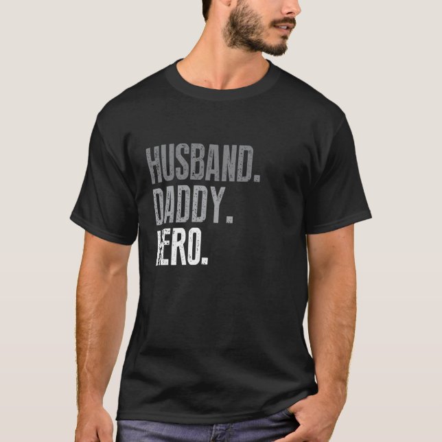 Husband Daddy Protector Hero Vatertag T-Shirt (Vorderseite)