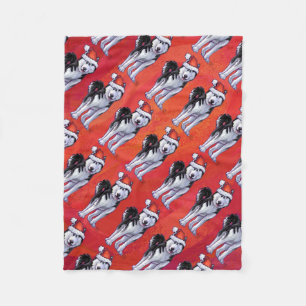 Husky in Weihnachtsmannmütze auf Rot Fleecedecke