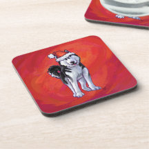 Husky in Weihnachtsmannmütze auf Rot