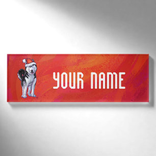 Husky in Weihnachtsmannmütze auf Rot Namenschild