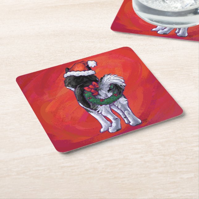 Husky in Weihnachtsmannmütze auf Rot Rechteckiger Pappuntersetzer (angewinkelt)