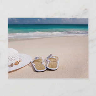 Hut und Sandalen am tropischen Strand Postkarte