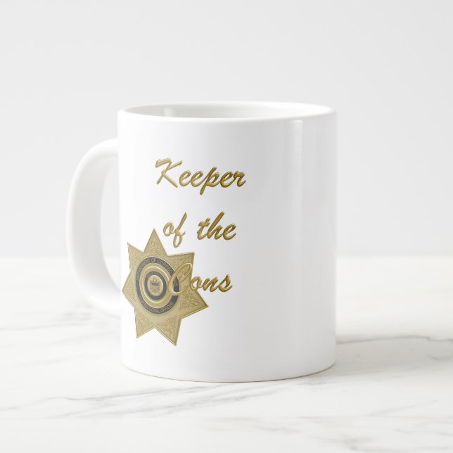 Hüterin der Cons, Jumbo-Tasse des Richters (Vorderseite Links)