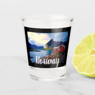 Hütte an der Wasserfront Landschaftlich Norwegen Schnapsglas