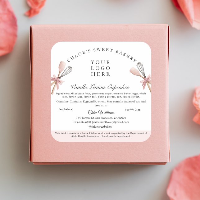 Hütte für Backwaren mit rosa Utensitis Etikett Quadratischer Aufkleber (Von Creator hochgeladen)