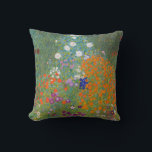 Hütte Gustav Klimt Blumengarten Kissen<br><div class="desc">Ein wunderschönes Gartenbild - das ist ein klassisches Gemälde von Gustav Klimt, genannt Hütte Garden, oder Bauergarten, 1907, das ein nahes Bild eines Blumengartens, ein buntes Blumengemälde ist.</div>