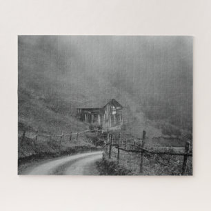 Hütte in Natur/Nebel auf dem Berg