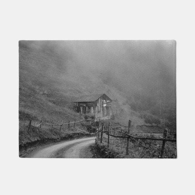 Hütte in Natur/Nebel auf dem Berg Fußmatte (Vorderseite)