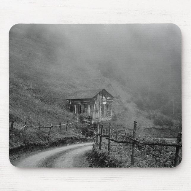 Hütte in Natur/Nebel auf dem Berg Mousepad (Vorne)