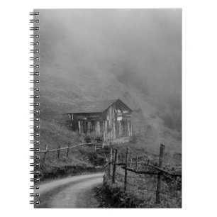 Hütte in Natur/Nebel auf dem Berg Notizblock