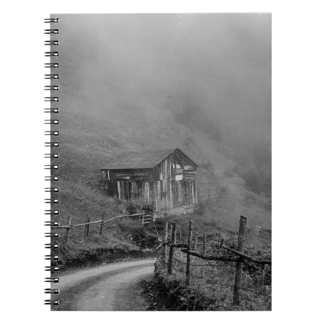 Hütte in Natur/Nebel auf dem Berg Notizblock (Vorderseite)