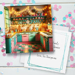 Hütte Kitsch Retro Küche Weihnachten Karte<br><div class="desc">Wir wünschen Ihnen ein herzliches und gemütliches Weihnachtsfest und ein glückliches Neues Jahr. Der Innentext kann personalisiert sein,  sodass Sie Ihren Namen hinzufügen können,  wenn Sie gewollt oder den Gruß ändern. Niedliche,  altmodische Retro-Rosa und aquamarine Küche mit Feriendekorationen,  Kränzen und Weihnachtsbeleuchtung.</div>