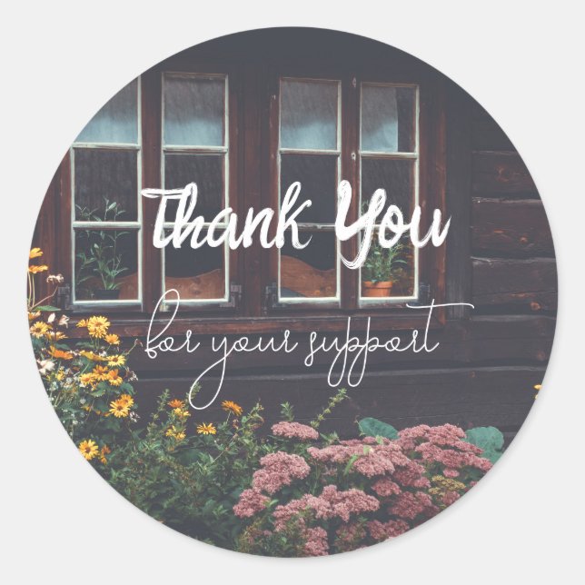 Hütte mit rustikalem Garten Runder Aufkleber (Vorderseite)