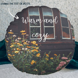 Hütte mit rustikalem Garten Rundes Kissen