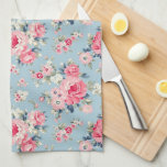 Hütte Rosa Rosen auf blauem Hintergrund Geschirrtuch<br><div class="desc">Elegantes und romantisches, nahtloses Blumenmuster mit pastellrosa Rosen im Stil der Hütte mit weißen und rosa Wildblumen auf hellblauem Hintergrund.</div>